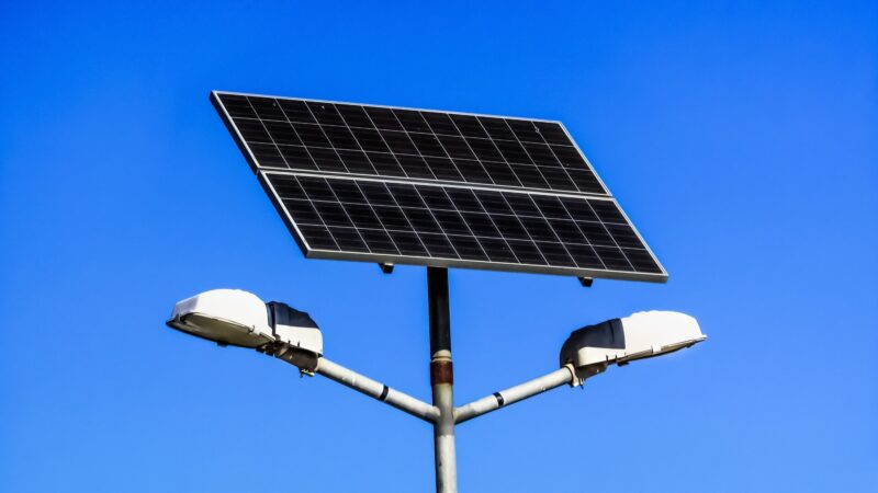Postes solares fotovoltaicos, capacidad y componentes
