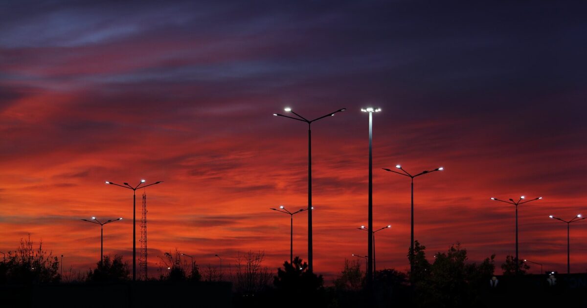 Alumbrado público LED con panel solar