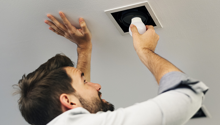 Persona instalando iluminación LED para el hogar