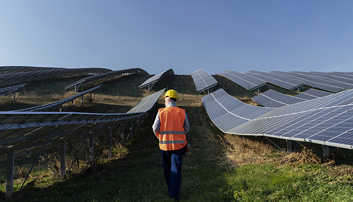 Equipo de Led Solar en una caminata en el campo donde se encuentran los panales solares. Equipo de Led Solar en una caminata en el campo donde se encuentran los panales solares.