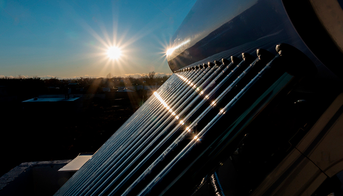 ¿Cómo funcionan los paneles solares para calentar agua? Guía completa