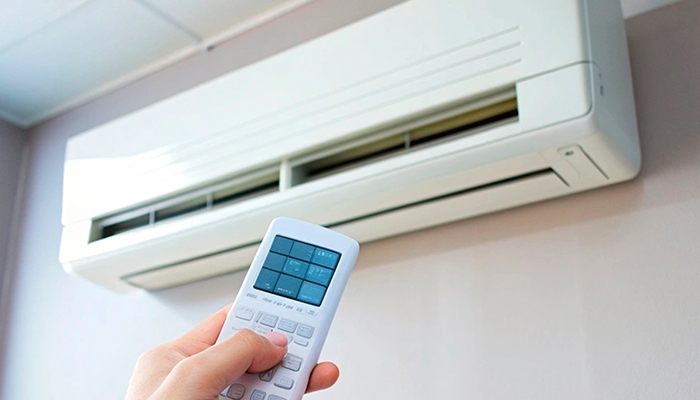 Persona descubriendo cuántos paneles solares necesito para un aire acondicionado Persona descubriendo cuántos paneles solares necesito para un aire acondicionado
