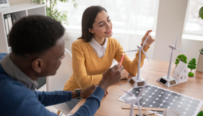 Personas explicando la utilización de las energías limpias. 