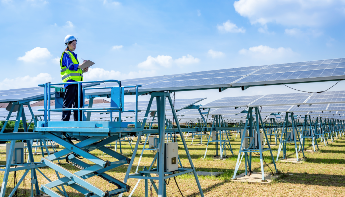 Verificando los paneles solares
