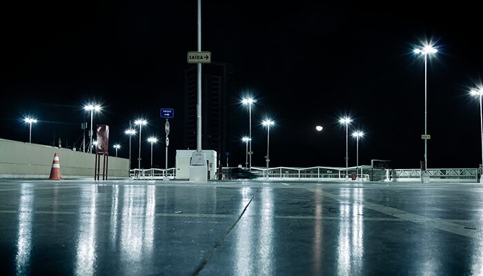 Imagen sobre alumbrado público en un estacionamiento en la noche. 